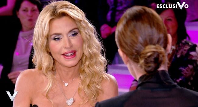 Valeria Marini: "Gli strani suoni in bagno con Ivan, non erano gemiti di piacere, erano..."