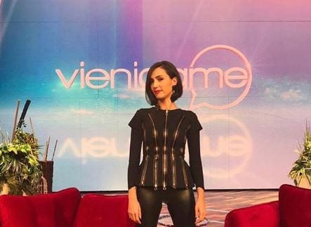 Caterina Balivo provocante con una minigonna cortissima sfoggia delle gambe incedibili: "Se mi becca mio marito"