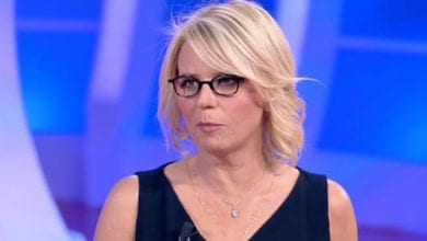 Uomini e Donne, Maria De Filippi in imbarazzo per delle confessioni bollenti al Trono Over