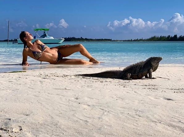 Anna Safroncik bollente tra le dune: si vede tutto, foto