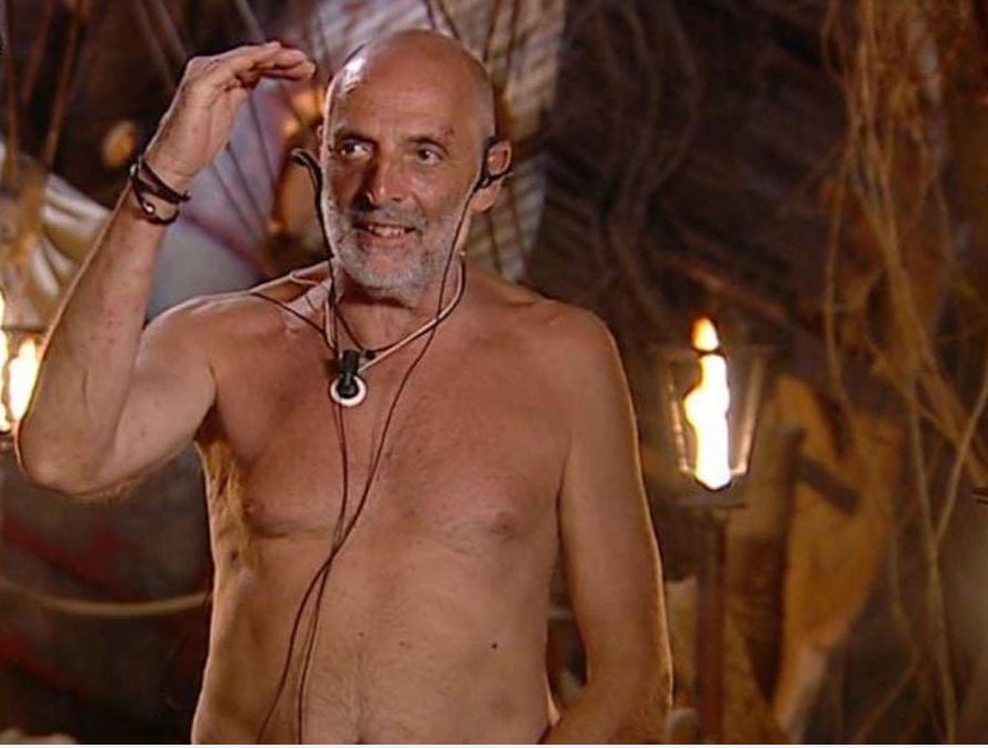 Isola dei Famosi 2019, Paolo Brosio rimane nudo durante la prova del fango [FOTO]