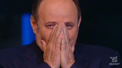 Gerry Scotti in lacrime per un concorrente: prima paura, poi commozione