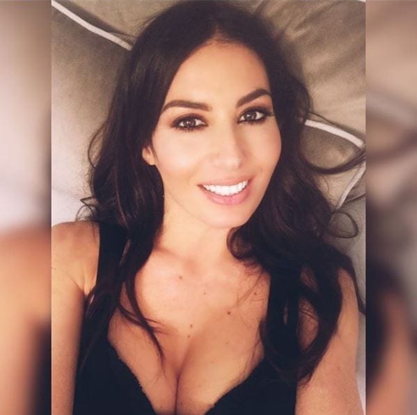 Elisabetta Gregoraci Foto Sexy Il Seno Esplode Dalla Magliettina 5085