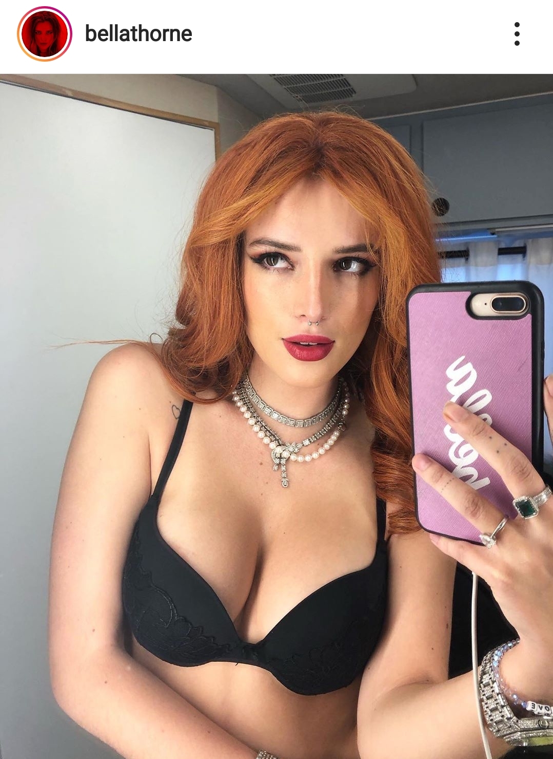 Bella Thorne atomica intimo, seno naturale esplosivo in primo piano FOTO