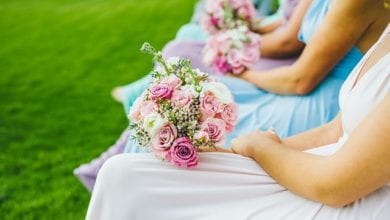 Sposa paga l'invitata per vestirsi male: "Le offro di..."