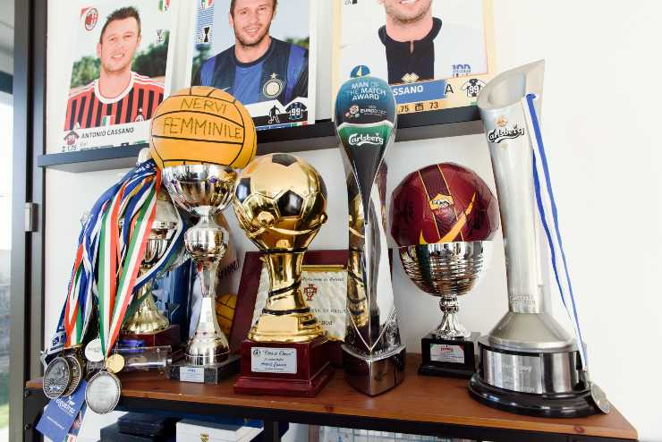 Antonio Cannavaro mostra i suoi trofei