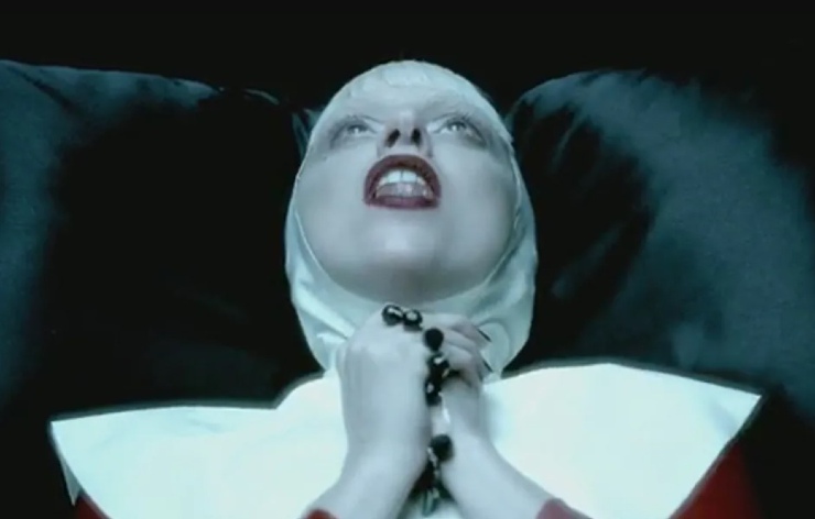 Lady Gaga nel videoclip "Alejandro"