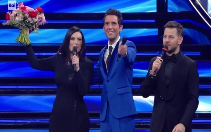 Laura Pausini, Mika e Alessandro Cattelan sul palco dell'Ariston