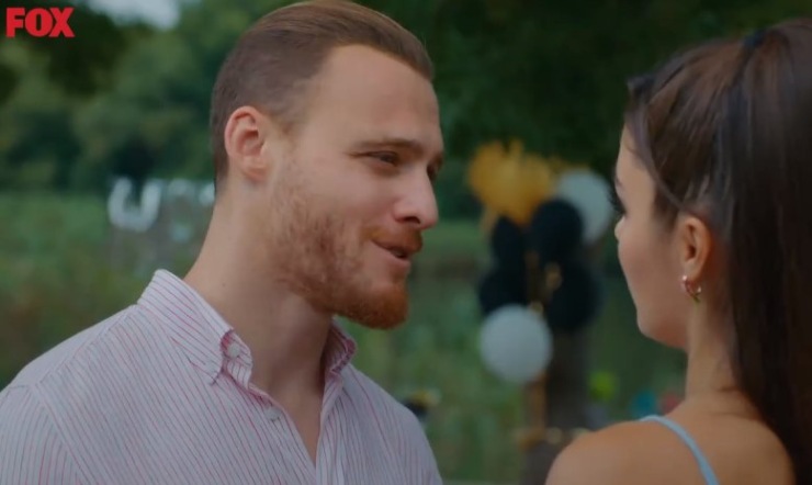 Serkan ed Eda in una scena della serie tv "Love is in the Air"