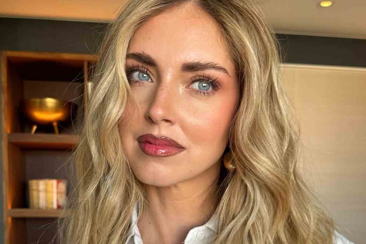 Chiara Ferragni torna al business in un tubino nero che è trendy